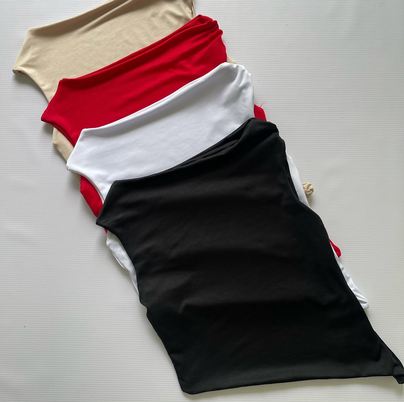 Blusa cuello recto corte diagonal