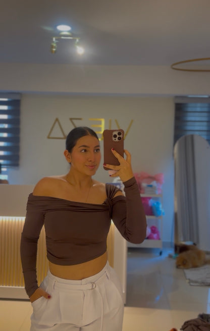 Crop top cuello bandeja nudo